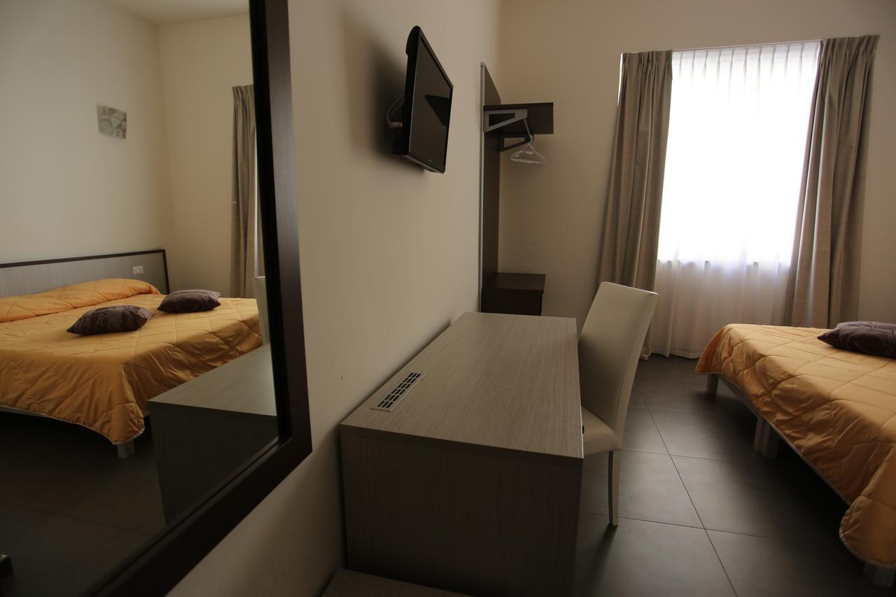 רג'יו די קאלאבריה Hotel Eubea מראה חיצוני תמונה