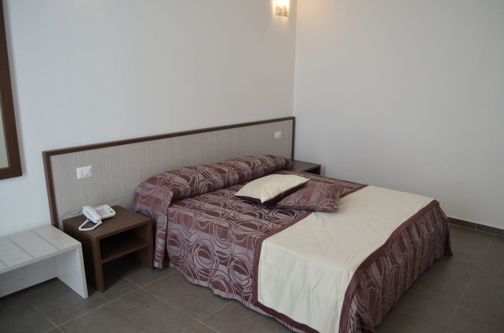 רג'יו די קאלאבריה Hotel Eubea מראה חיצוני תמונה