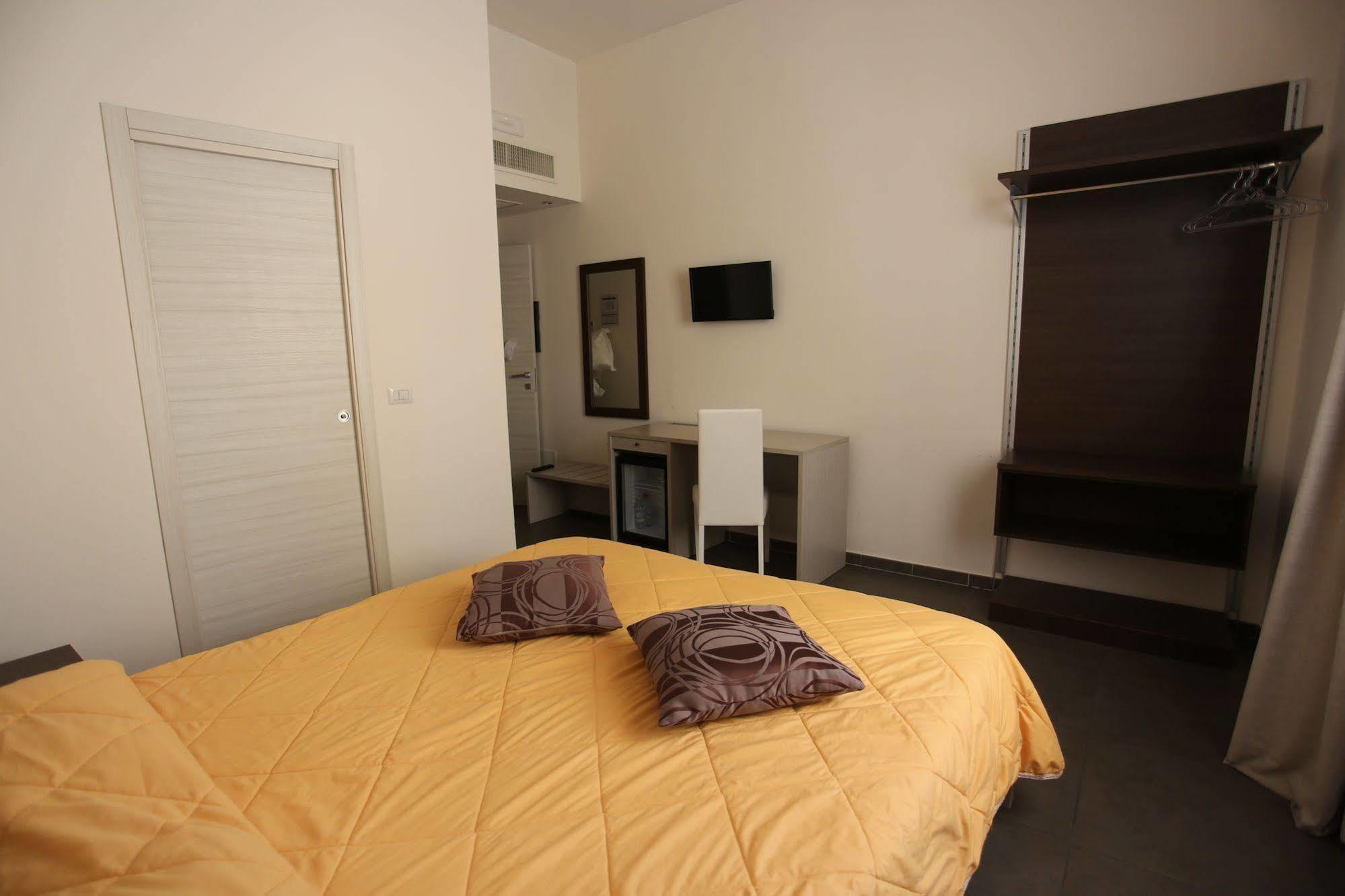 רג'יו די קאלאבריה Hotel Eubea מראה חיצוני תמונה
