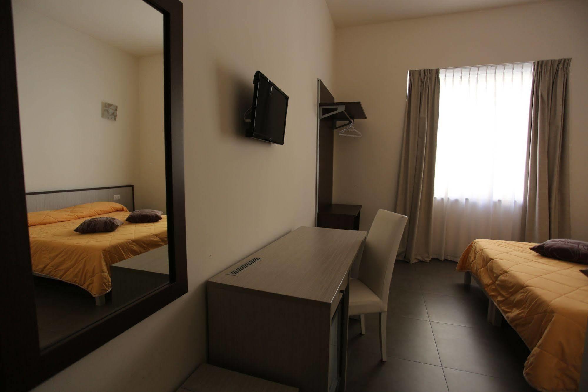 רג'יו די קאלאבריה Hotel Eubea מראה חיצוני תמונה